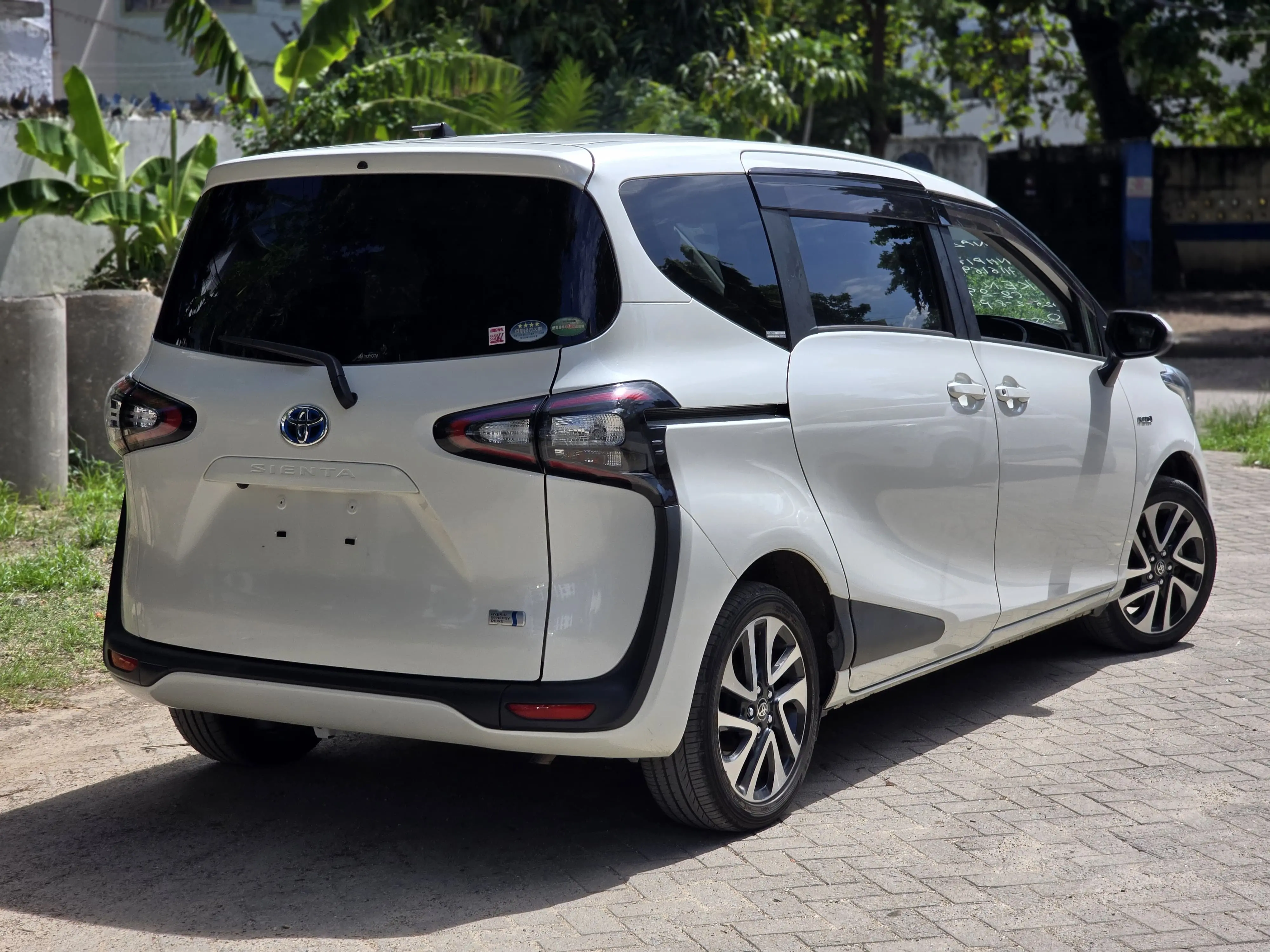 Toyota Sienta rear